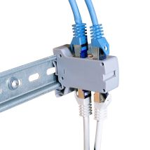 DIN-kiskoadapteri kahdella Cat.6A-inline-liittimellä RJ45 naaras naaras, suojattu